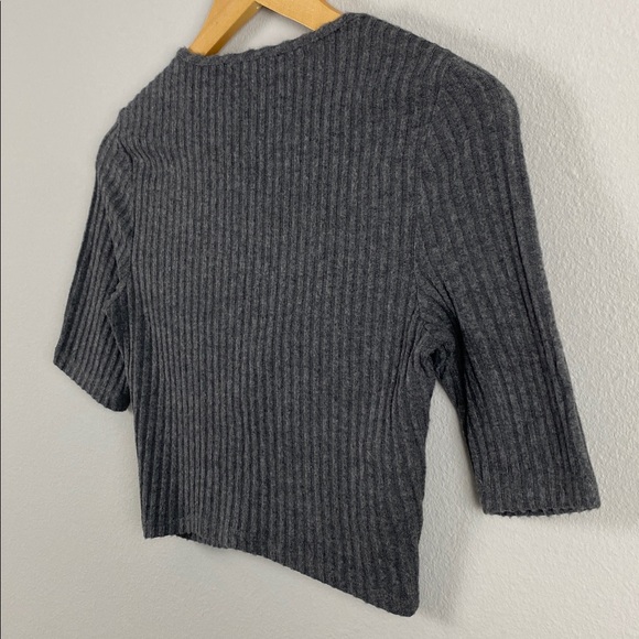 Abercrombie & Fitch Ribbed Knit Short Sleeve Crop Top | V Neck, Ruched/Keyhole - Picture 8 of 14